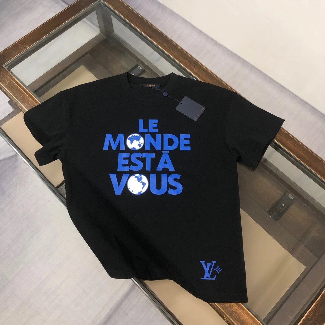 Graphic Cotton Half – sleeve T – shirt by Louis Vuitton with 'LE MONDE ESTÁ VOUS' print and LV logo