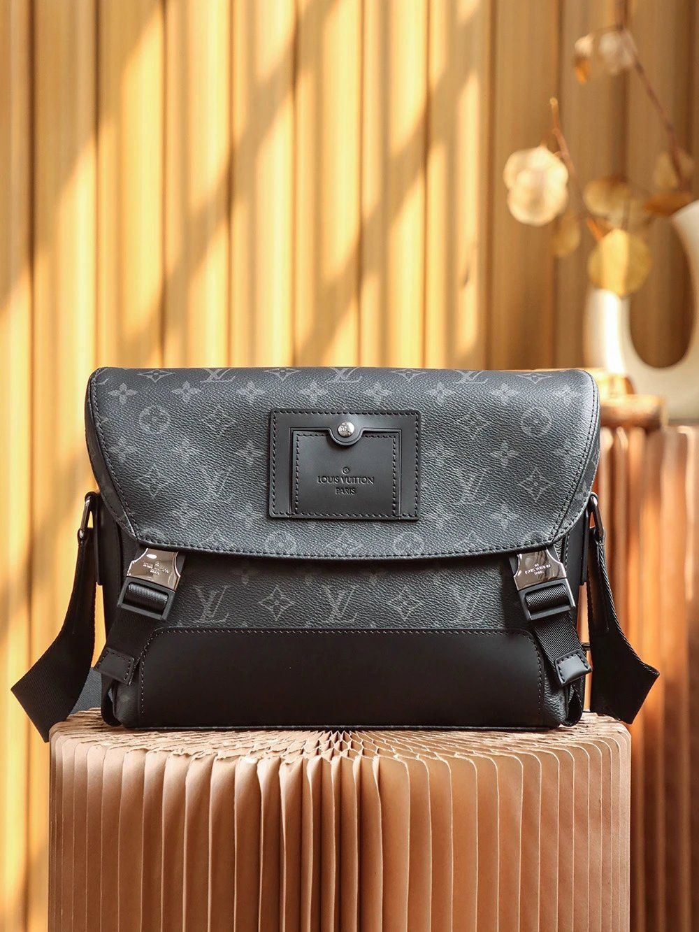 Louis Vuitton Messenger Bag Black Mise