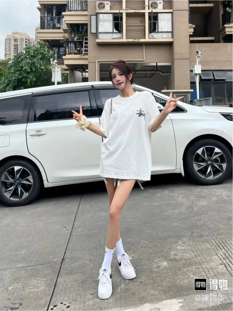 Stussy basic short-sleeve T-shirt for both men and women in black and white with small logo on chest